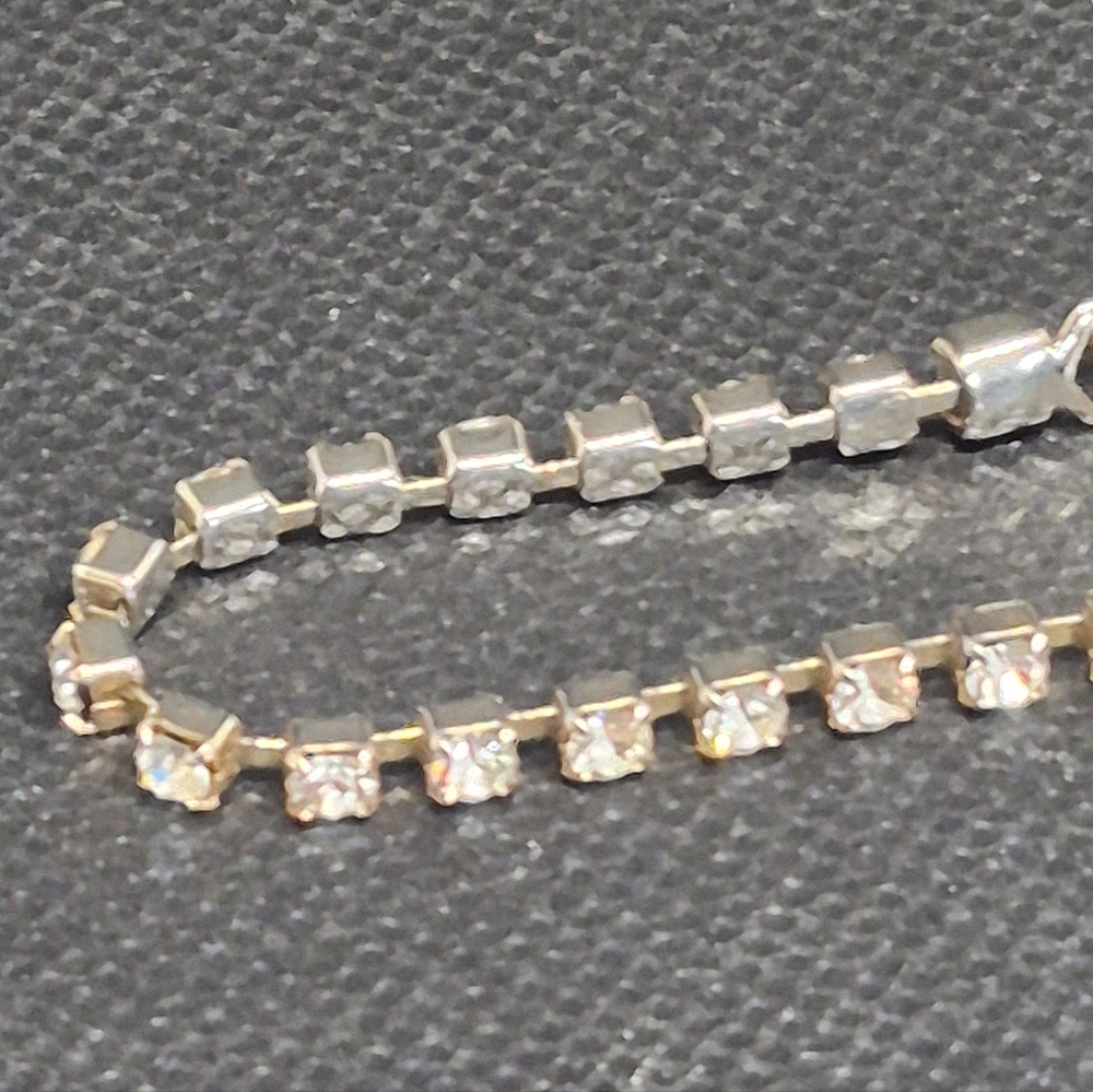 VINTAGE Clear Rhinestones in Gold Tone Setting Tennis Bracelet - Picture 6 of 14